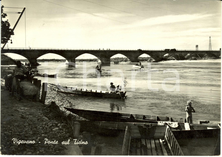 1953 VIGEVANO (PV) Il ponte sul TICINO con bagnanti * Cartolina ANIMATA FG VG