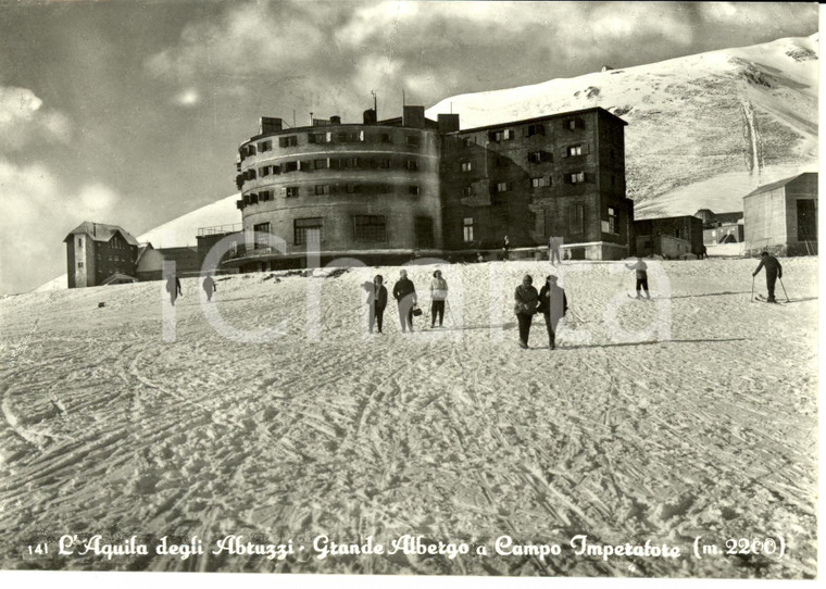 1957 CAMPO IMPERATORE (AQ) Veduta con GRANDE ALBERGO e sciatori *Cartolina FG VG
