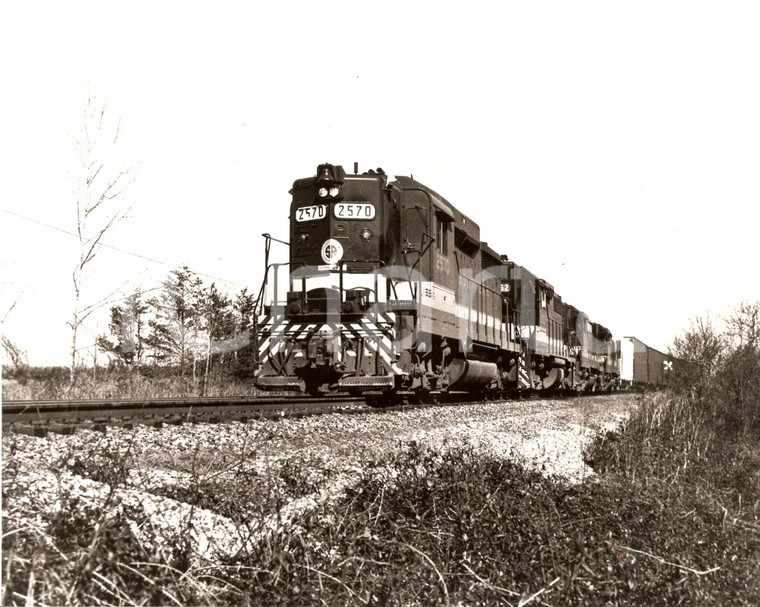 1970 PELHAM (USA) Locomotive 2570 pull Freight train through countryside *Photo