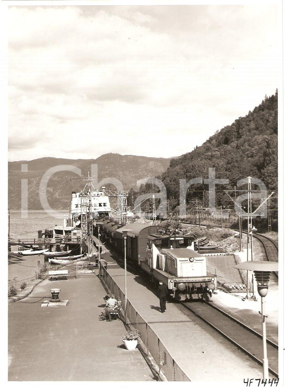 1970 ca NORWAY Locomotiva carica container su traghetto *Fotografia