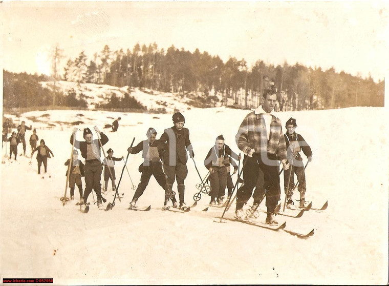 1935 circa Renato RICCI scia con giovani CAMICIE NERE