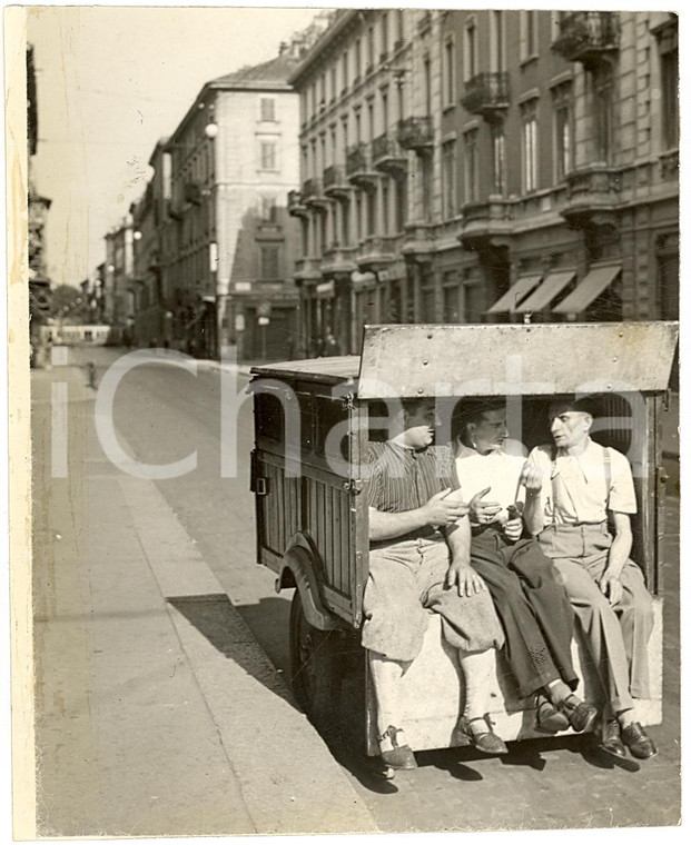 1939 MILANO In gita a Ferragosto con qualsiasi mezzo nella città deserta *FOTO