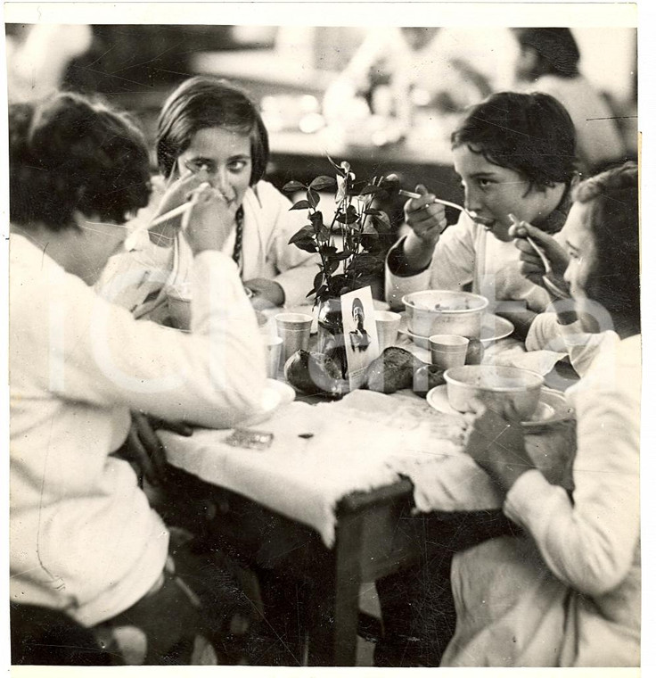 1938 MILANO Piccolo tavolo durante refezione scolastica