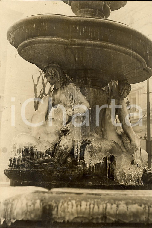 1940 MILANO Ghiaccio ricopre statue di piazza Fontana *FOTOGRAFIA