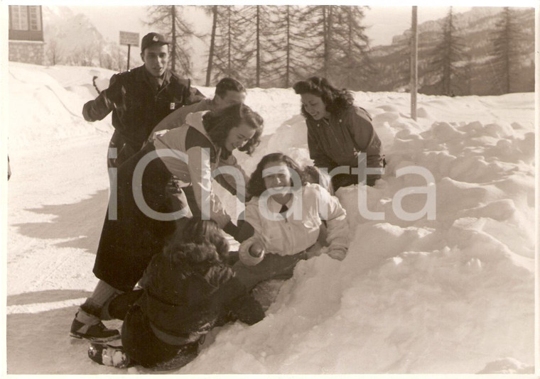 1939 CORTINA D'AMPEZZO (BL) Ragazzi giocano sulla neve