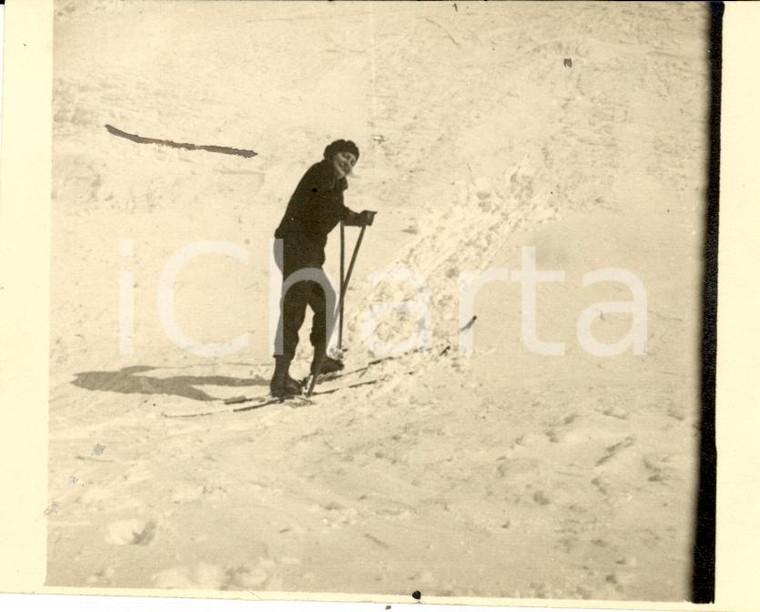 1930 ca CORTINA D'AMPEZZO (BL) Sciatrice in posa sulla pista innevata Fotografia