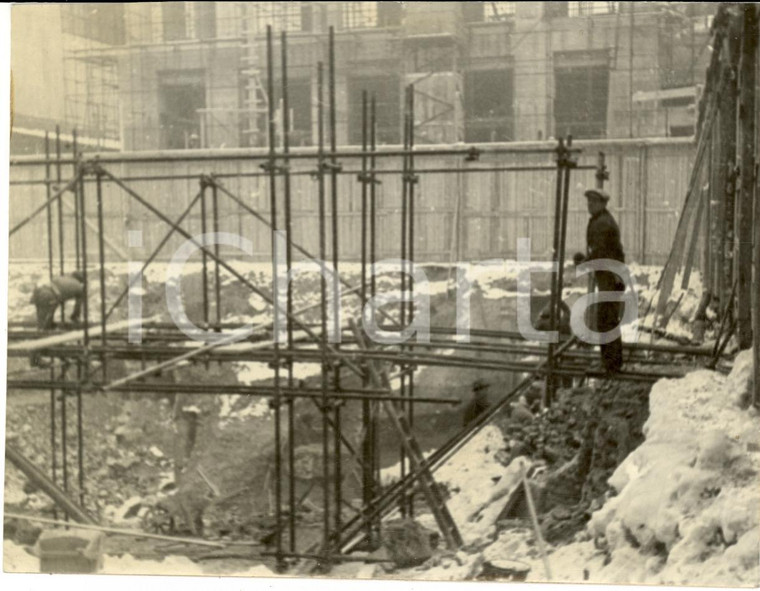 1940 MILANO Operai costruiscono fondamenta ARENGARIO in Piazza DUOMO *Fotografia