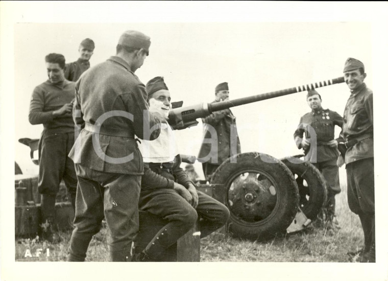 1941 BUDAPEST (HU) Barbieri al campo nelle retrovie ungheresi *FOTOGRAFIA