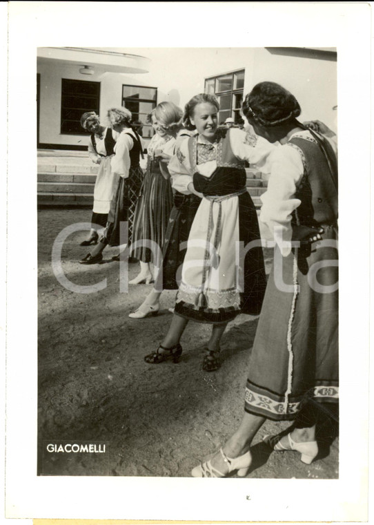 1941 FINLANDIA Ragazze finlandesi costume tradizionale *Fotografia