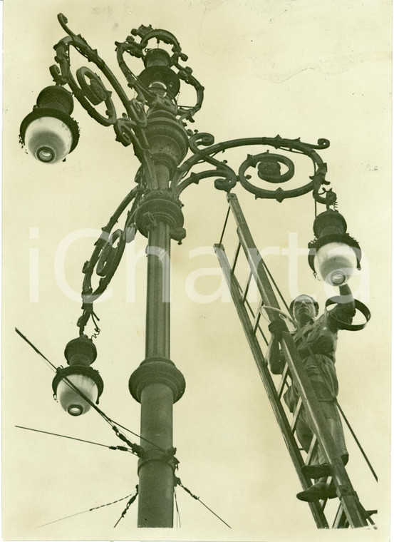 1939 MILANO Lampionaio al lavoro in Piazza DUOMO *Fotografia