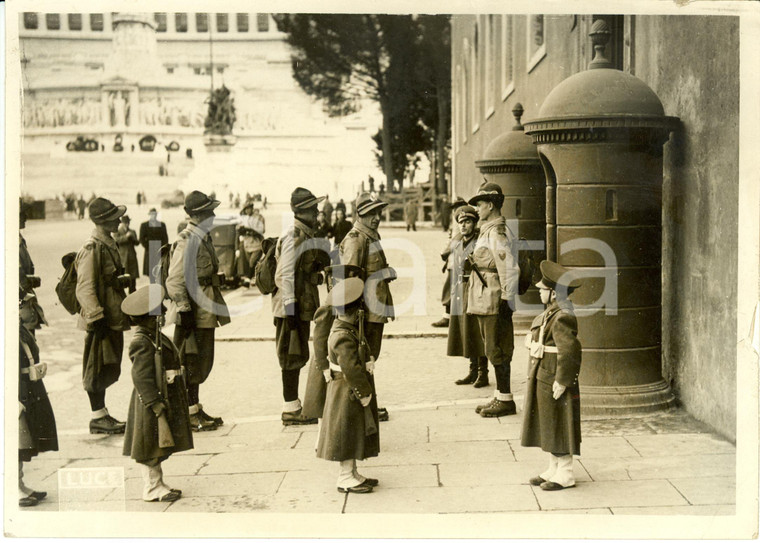 1939 ROMA Orfani legionari SPAGNA montano guardia a palazzo VENEZIA *Fotografia