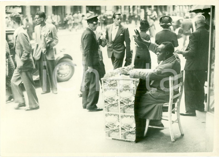 1937 MILANO Bigliettaio nero vende biglietti Lotteria MERANO *Fotografia