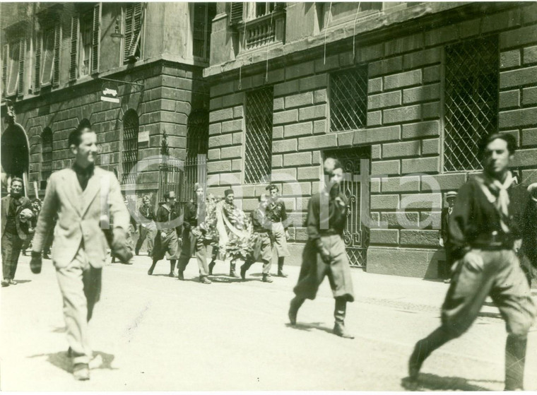 1931 MILANO Giovani Fascisti sfilano in Via MORONE con corona per Caduti *FOTO