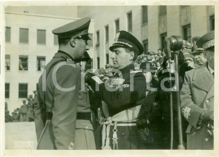 1939 ROMA Achille STARACE distribuisce premi ai Militi Universitari *FOTOGRAFIA