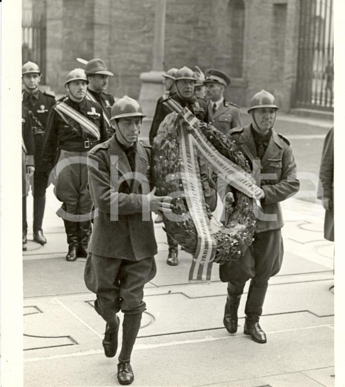 1938 MILANO Ex combattenti rendono omaggio a Caduti depositando corona d'alloro