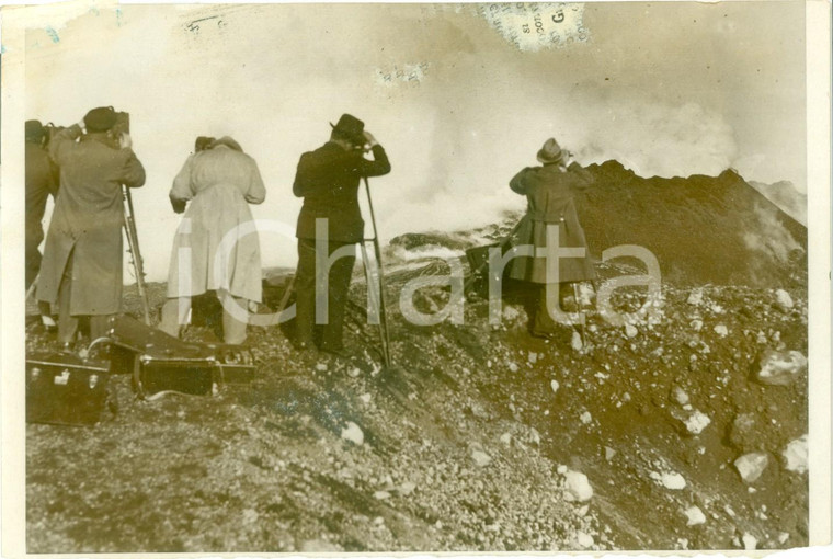 1935 NAPOLI Turisti fotografano l'eruzione del VESUVIO *Fotografia DANNEGGIATA