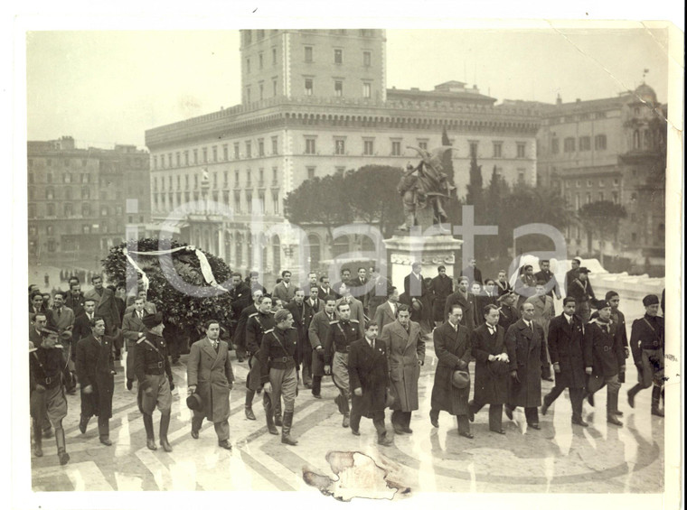 1933 ROMA Studenti asiatici rendono omaggio al Milite Ignoto *Foto DANNEGGIATA