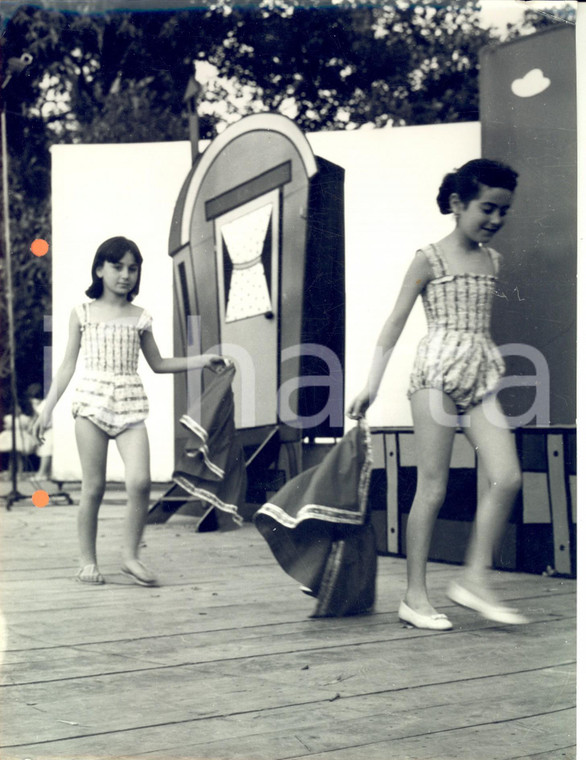 1960 ca MODA ESTATE Bambine sfilano in abito a quadretti *Foto MORANDOTTI