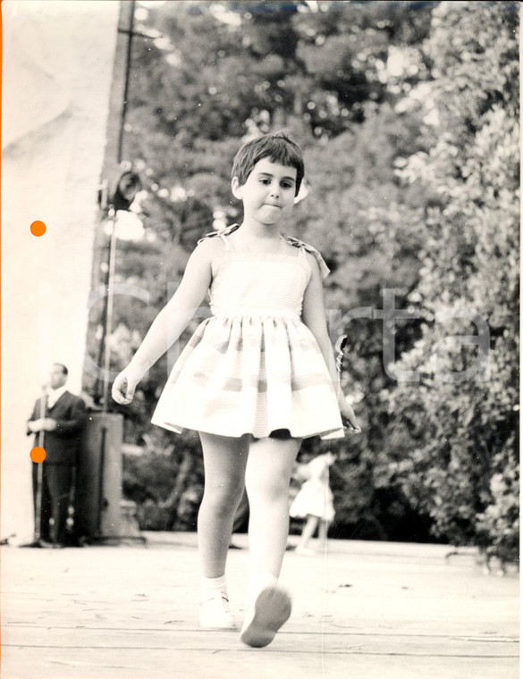 1960 ca MODA ESTATE Bambina sfila in abito a righe *Fotografia MORANDOTTI