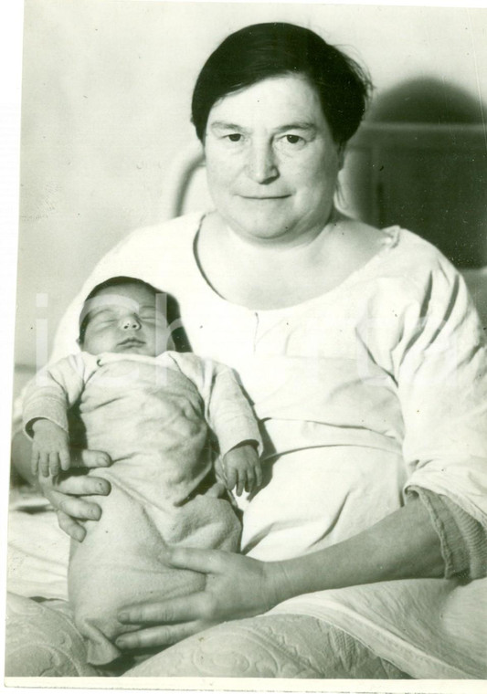 1938 MILANO Una madre con il suo nono figlio *Fotografia