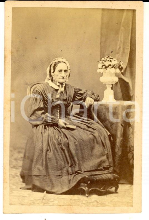 1870 ca MILANO Ritratto di anziana donna con abito a righine *Foto f.lli CLERICI