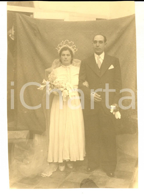 1950 ca NAPOLI (?) Coppia di sposi con finto telone *Foto CURIOSA 11x16 cm