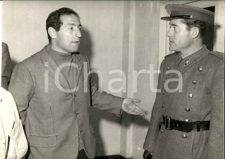 1960 ca CALCIO Francisco GENTO con ufficiale della polizia *Foto 30x22 cm