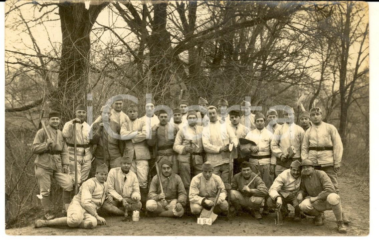 1915 ca WW1 FRANCE Soldats du 154e RI posent dans un bois *Photo carte postale