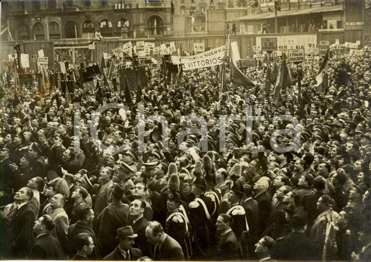 1940 MILANO Folla imponente in piazza DUOMO per re VITTORIO EMANUELE III *Foto