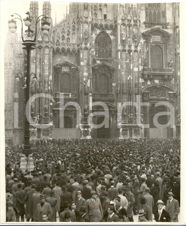 1930 ca MILANO DUOMO Folla ascolta discorso DUCE marcia su Roma Foto DANNEGGIATA