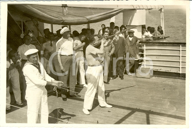 1933 Mar MEDITERRANEO Crocieristi durante gara di tiro al piattello *Fotografia