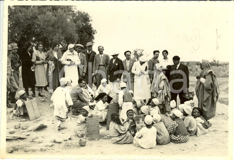 1933 TRIPOLI (Libia) Crocieristi incontrano un gruppo di studenti *Fotografia