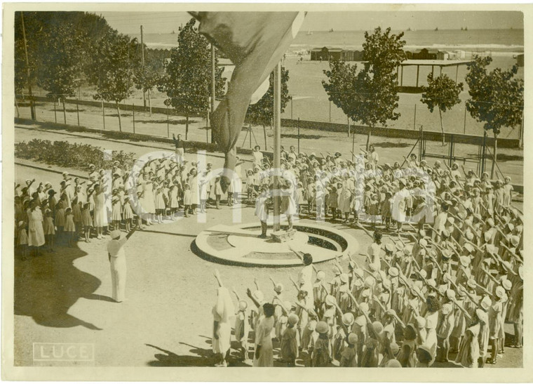 1930 ca ANZIO (RM) ? Bambine colonia marina salutano la bandiera *Fotografia