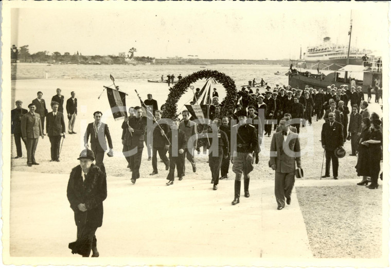 1933 BRINDISI Crocieristi milanesi corona Monumento Marinaio d'Italia *Foto