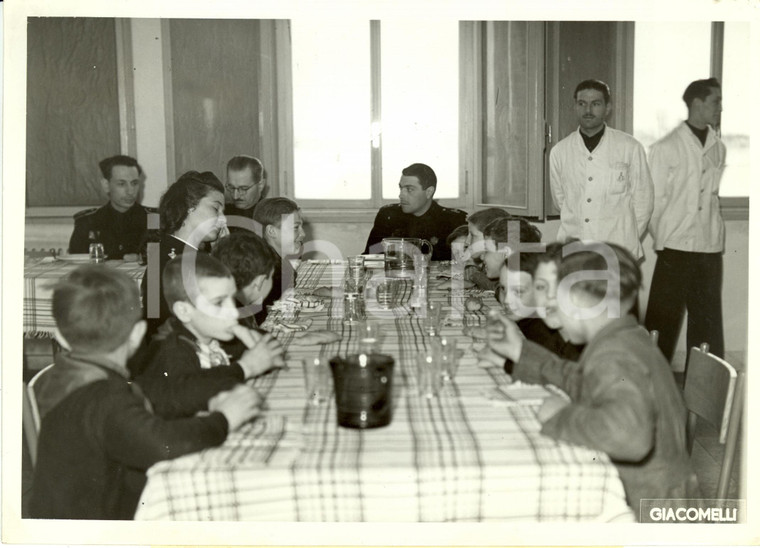 1941 VENEZIA Figli dei richiamati durante il rancio al Collegio Navale GIL *Foto