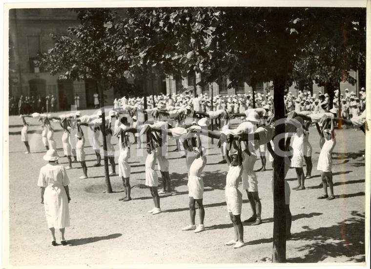 1934 MILANO Scuola via MAC MAHON Alunni eseguono esercizi ginnici *Fotografia