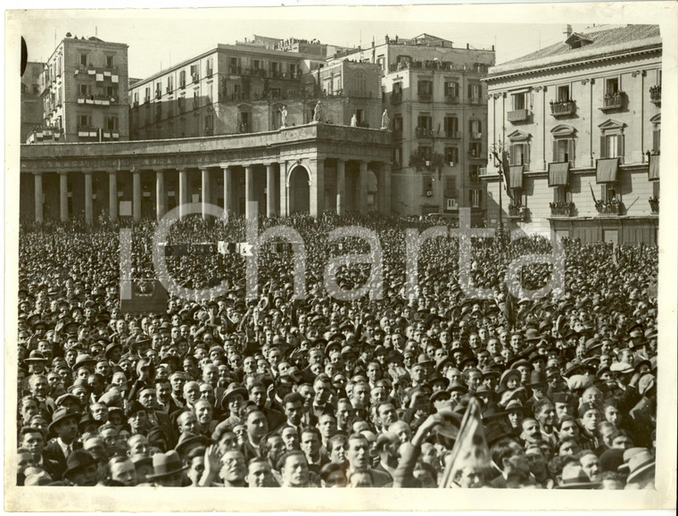 1931 NAPOLI Piazza PLEBISCITO Folla attende Principi di PIEMONTE *Fotografia