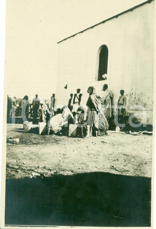 1930 ca BARCE (LIBIA) Donne arabe prendono acqua dai pozzi *Fotografia