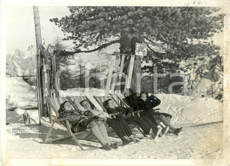 1941 CORTINA D'AMPEZZO (BL) Sciatrici prendono sole sulla neve *Foto DANNEGGIATA
