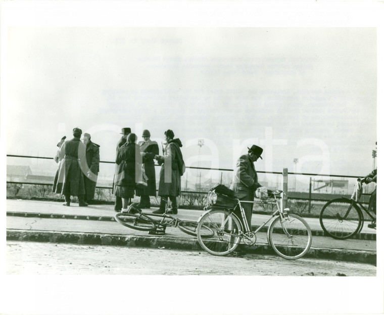 1957 BUDAPEST Hungarian Revolution Soldati URSS perquisiscono cittadini per armi