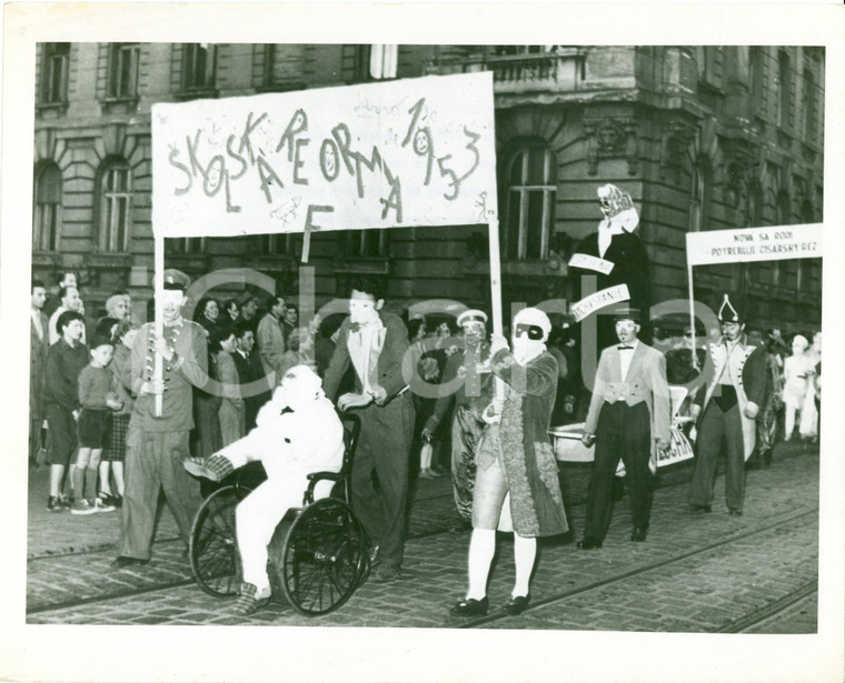 1956 BRATISLAVA (SLOVACCHIA) Skolska reforma 1953 Parata studenti vs COMUNISMO
