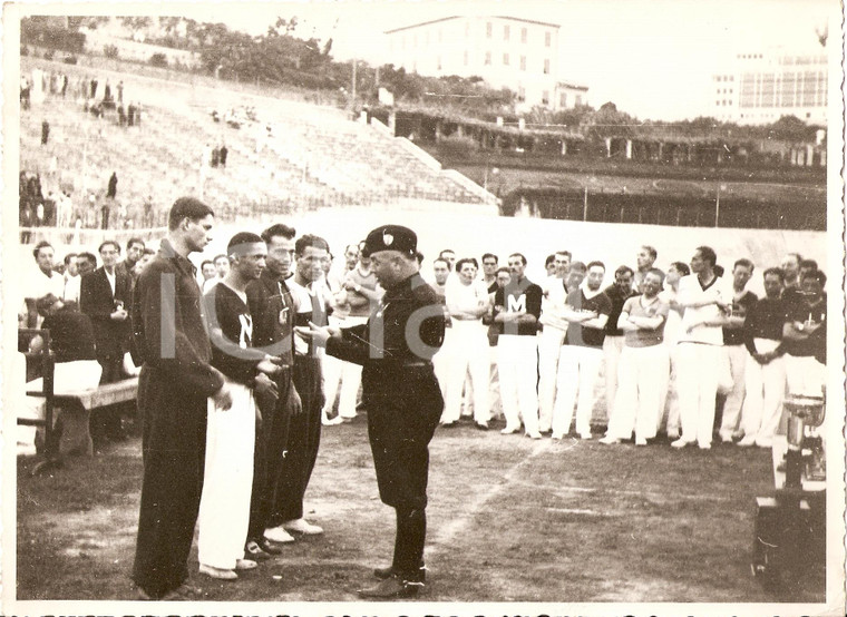 1935 GENOVA Renzo MORIGI premia squadra staffetta MILANO *Fotografia