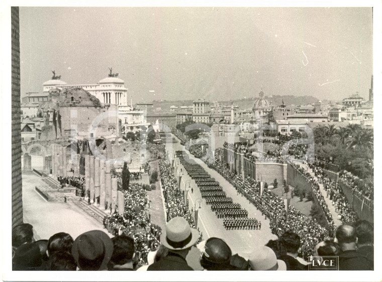 1932 ROMA Parata delle truppe in Via dei FORI IMPERIALI *Fotografia