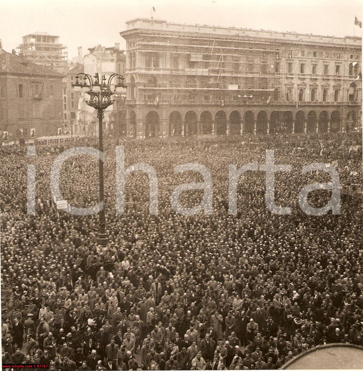 1935 Milano Piazza Duomo *Lettura bollettino di guerra
