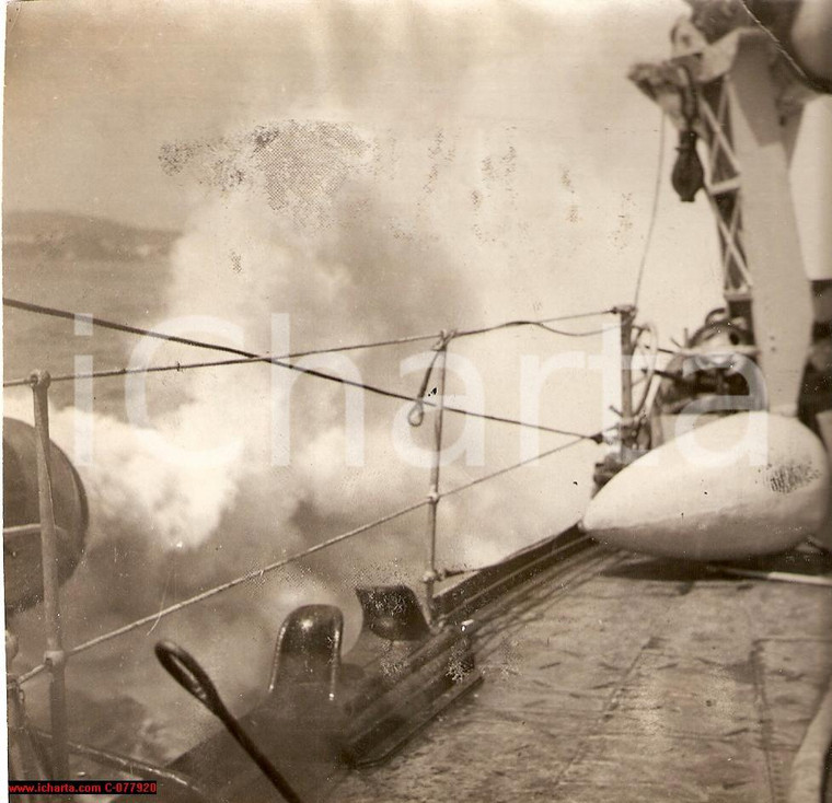 1943, WW2 Regia Marina, fumogeni durante attacco, nave