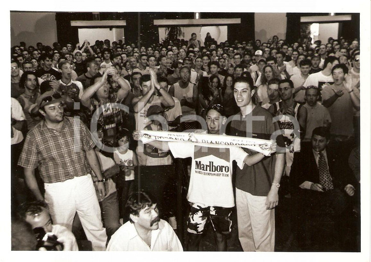 1995 ca CALCIO Tifosi del VIS PESARO tifano per finale campionato *Foto