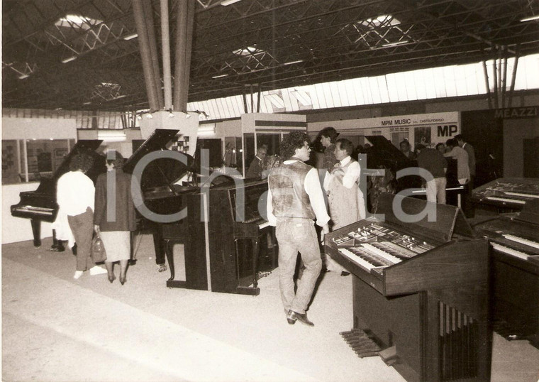1980 ca PESARO Visitatori all'esposizione di strumenti musicali *Foto