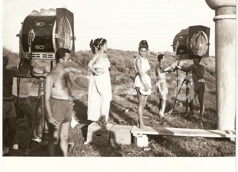 1958 LE FATICHE DI ERCOLE Luciana PALUZZI si prepara a una scena *Foto di set