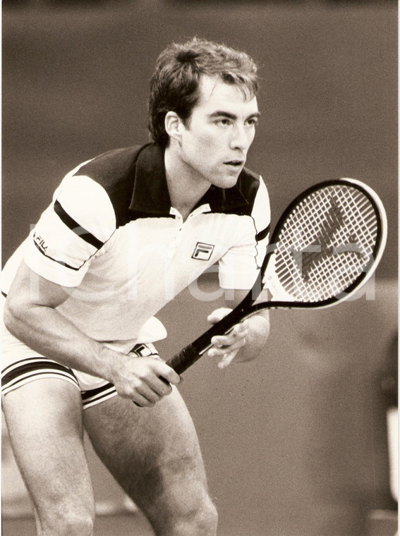 1980 ca STATI UNITI Tennis John SADRI durante match Sponsor FILA *Fotografia