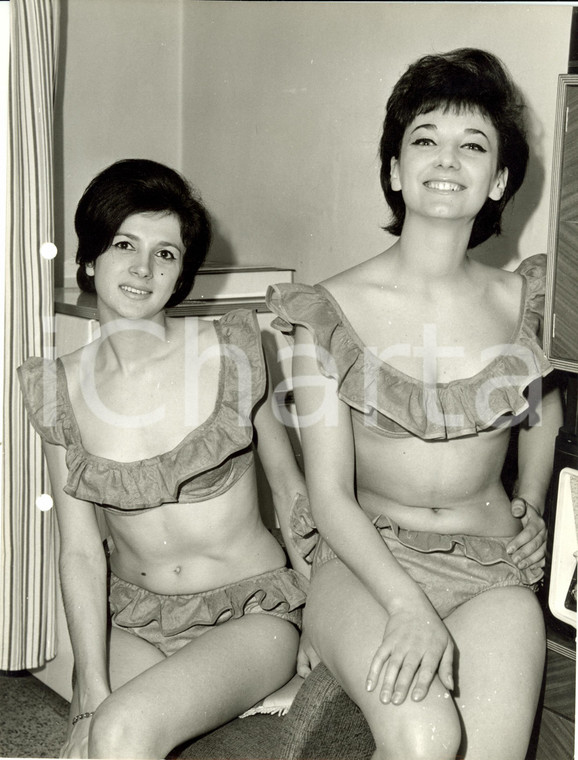 1960 ca MILANO MODA Modelle posano in bikini con voulant *Fotografia VINTAGE